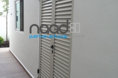 puerta-batiente-louver-hueso-serie-50-comercial